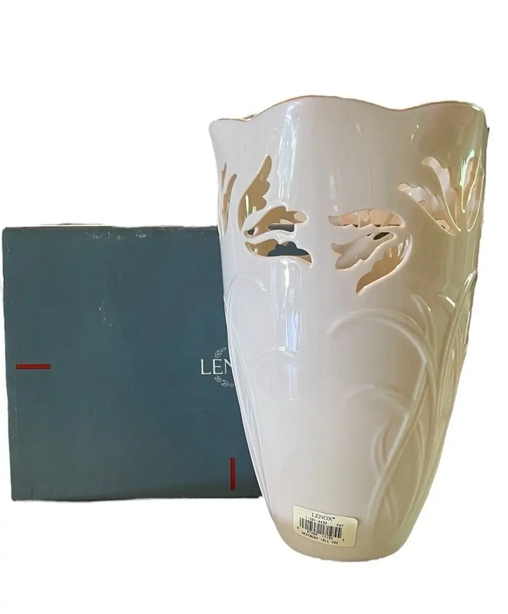 Vintage New Lenox Westbury Ivory Vase Scallop Gold Guilted Cut Out Tulip Leaves
